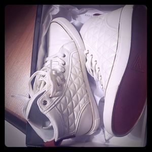 Mens 71/2 guess sneakers